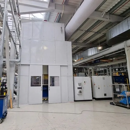 Промышленная звукоизоляция шумного пресса на заводе Miba Steeltec